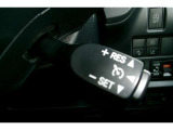 アクセル操作なしでも車が自動で設定したスピードを保ってくれる機能です。長距離の運転、特に高速道路では運転が楽になります。