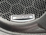●ALPINEサウンドシステム:高いインテリア性が特徴のプレミアムサウンドシステムを装備しており、高品質かつ臨場感のある音楽を車内でお楽しみいただけます。