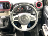 インテリアに合わせたデザインのステアリングは、運転される方のことも考え、運転しやすい形状、大きさです。是非一度、実際に触ってお確かめください。