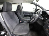 ゆったり室内で運転もしやすいです♪使い勝手の良い配置です。