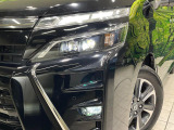 【LEDヘッドライト】悪天候や夜間走行時も良好な視界を確保し安心して運転できる高輝度LEDヘッドライトを装備!点灯速度が早く、消費電力も抑えられています。
