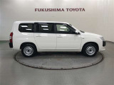 【まるごとクリーニング】シートを取り外し、車内を徹底洗浄。隅々まで丁寧に仕上げています。