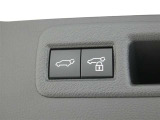 ワンタッチでバックドアが開閉。重たいバックドアも力いらずで開閉できる便利なパワーバックドア付きです!