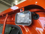 暗い場所での作業の際に荷台を照らす、LEDの大型荷台作業灯を採用。首振り機構付で荷台全体を照らします。