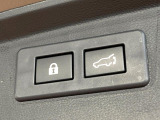 【パワーバックドア】スマートキーや運転席のボタンを押すだけでリアゲートが自動で開閉します!荷物を持っている時や、高い位置にあるバックドアを閉める際に便利な機能です♪