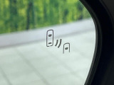 【ブラインドスポットモニター】走行中、ドアミラーの死角になりやすい箇所に後続車が接近するとサイドミラーのレンズに警告を表示!ドライバーに注意喚起をしてくれます。
