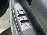 【パワーウィンドウ集中スイッチ】運転席のパワーウィンドスイッチ位置には運転以外の窓の開閉・ロック機能も付いています