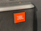 【JBLサウンドシステム】メーカーオプションの高品位サウンドシステムを搭載。専用のチューニングが施された大小様々なスピーカーから良質なサウンドが奏でられ、臨場感あふれる音響空間を演出します。