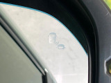 【ブラインドスポットインフォメーション】走行中、ドアミラーの死角になりやすい箇所に後続車が接近するとサイドミラー付近に警告を表示、ドライバーに注意喚起をしてくれます。