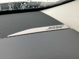 BOSEサウンド、16スピーカーで構成。さらに前席と後席それぞれの低音域用ベースソースと高音域用スピーカーにより、パワフルでバランスのよい低音と、なめらかで自然な楽器音とヴォーカルの共存を図っています。
