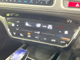 【オートエアコン】一度お好みの温度に設定すれば、車内の温度を検知し風量や温度を自動で調整。暑い&hellip;寒い&hellip;と何度もスイッチ操作をする必要はありません。快適な車内空間には必須の機能ですね♪