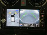 上からの視点で狭い駐車場への駐車に役立つ、アラウンドビューモニター対応メモリーナビ装備。