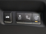 ★使いやすさや安全性を追求したステアリング周り!高級車ゆえにスイッチ類が多いのも特徴ですね!考え尽くされた配置ですぐに使いこなす事が出来ますのでご安心下さい!是非、体感してみて下さい!!