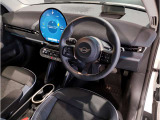 MINIの内装はとにかく『円』に拘ったデザインコンセプトが一目で伝わってきます。これほど円形に拘った車は他に御座いません。伝統のデザイン、トグルスイッチなど遊び心のある内装で御座います。
