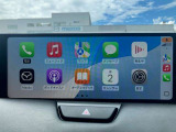 お手元のスマートフォンと接続して頂く事で使用可能な「Apple CarPlay/Android Auto」電話の応答は勿論、メッセージの受信やLINE、音楽接続からナビアプリの使用まで幅広く活躍致します。