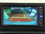 【バックカメラ】 駐車時に車両後方の様子を見ることができるので、運転の不安を軽くします。