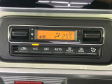 【オートエアコン】一度お好みの温度に設定すれば、車内の温度を検知し風量や温度を自動で調整。暑い&hellip;寒い&hellip;と何度もスイッチ操作をする必要はありません。快適な車内空間には必須の機能ですね♪