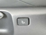 運転時の腰の負担を軽減してくれる電動ランバーサポート装着です。長距離ドライブの強い味方ですね。