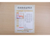 【車両検査証明書】店頭にて、クルマの状態が一目で分かる査証明書を公開中。トヨタ認定検査員が厳しく検査し、状態を点数と図解で表示しています。修復歴はもちろん、傷やヘコミの箇所や程度がご確認いただけます。
