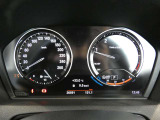 BMWヘッドアップディスプレイ:ドライバーが常に前方の道路状況に集中できるように装備され、現在の車速、ナビゲーション・システムによるルート案内の矢印表示などさまざまな情報をドライバーの視界内に表示します。
