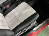 痛みの出やすい運転席シートの角、フロアマット、座面、ともに良好です
