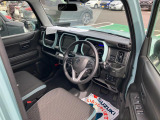 【フロントシート】高めのヒップポイントで見晴らしが良く、運転もしやすいですよ◎