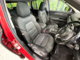 運転席まわりには十分なスペースがあり、大柄な方でもゆったり運転していただける環境です。