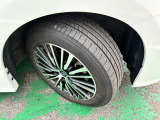 タイヤサイズは225/55R18です。日産純正アルミ装着車です。