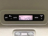【リアオートエアコン】広い後部座席には必須の機能!風量や温度を自動で調整し前席と同様な車内環境にしてくれるリアオートエアコンを装備。夏の暑さも冬の寒さもストレスなく快適にお過ごしいただけます♪