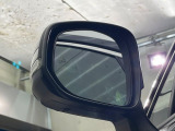 【ブラインドスポットモニター】走行中、ドアミラーの死角になりやすい箇所に後続車が接近するとサイドミラーのレンズに警告を表示!ドライバーに注意喚起をしてくれます。