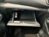 車検証入れになどにも使える便利な収納BOXあります。