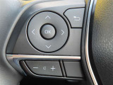 運転中、オーディオの操作をしてて、ハッとしたことはありませんか?ステアリングスイッチは、運転中でもハンドルでオーディオの操作が可能です。安全なドライブをサポートします。