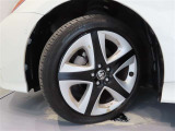 トヨタ純正アルミホイール。タイヤサイズは、215/45R17です。