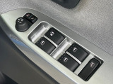 【電動格納ミラー】サイドミラーは電動格納式となっており、狭い駐車場でもキズがつくリスクを抑えられます。