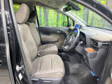 運転席まわりには十分なスペースがあり、大柄な方でもゆったり運転していただける環境です。