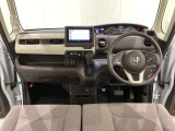 車内は光触媒抗菌消臭施工済です。スタイリッシュなデザインで暖かみのあるインパネ周りを演出します。グローブボックスやカップホルダーのほかにトレーなどたくさんの収納スペースが装備されています。