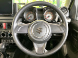 インテリアに合わせたデザインのステアリングは、運転される方のことも考え、運転しやすい形状、大きさです。是非一度、実際に触ってお確かめください。