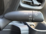 【オートライト(AUTO)】外の明るさをシステムが感知して、自動でヘッドライトが点灯します。ヘッドライトをつけ忘れを防ぐ便利機能です。