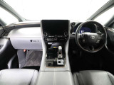 上質で落ち着いた印象のインパネ。視界も広々で運転しやすいです。