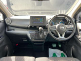 運転席からの視界が左右に広く隅々まではっきりと見えるので、クルマの前端も把握しやすく安心です。