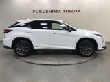 【まるごとクリーニング】シートを取り外し、車内を徹底洗浄。隅々まで丁寧に仕上げています。