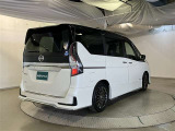 リヤ、後ろから見るとまた車の印象が変わってきますね☆☆