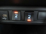 【シートヒーター】は運転席&助手席に。スイッチONですぐに暖まり、冬の寒い日はこの装備なしの車は考えられなくなってしまう装備の一つです♪