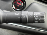 【オートライト(AUTO)】外の明るさをシステムが感知して、自動でヘッドライトが点灯します。ヘッドライトをつけ忘れを防ぐ便利機能です。