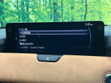 【12.3インチマツダコネクト】車内の雰囲気にマッチした大型ディスプレイ。スマホ接続でのナビ使用やBluetooth再生等、様々な機能が楽しめます。直感的なダイヤル操作が可能で、使い勝手も良好です。