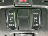 【両側パワースライドドア】スマートキーや運転席のスイッチで後席両側スライドドアの開閉が可能♪電動だから力を入れてドアを開ける必要が無く、小さなお子様でも簡単に開け閉めでき快適です♪