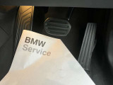 【ペダル】BMWはオルガン式アクセルペダルを採用しています。踏み込む足とペダルが同じ軌跡を描くため、かかとがずれにくく、アクセルコントロールがよりしやすくなるメリットがあります。