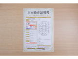 【車両検査証明書】店頭にて、クルマの状態が一目で分かる査証明書を公開中。トヨタ認定検査員が厳しく検査し、状態を点数と図解で表示しています。修復歴はもちろん、傷やヘコミの箇所や程度がご確認いただけます。