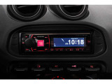 アルパイン製1DINヘッドユニット「CDE-145J」を装着。CD/USB/AUXに対応し、iPhoneのアプリ音声をそのまま出力できるAPP Direct Modeを搭載します。
