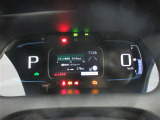 運転席のメータパネル類は常に視界に入る場所ですので、大事なチェックポイントです。ぜひ実際にご乗車ください。